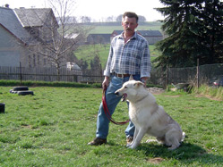 Herr Jen&szlig;en mit der Labradorh&uuml;ndin Cora