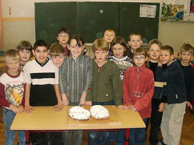 Kinder mit den fertigen Stollen