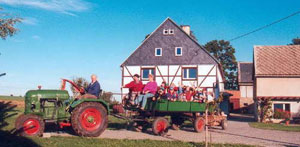 Schüler auf dem Traktorhänger